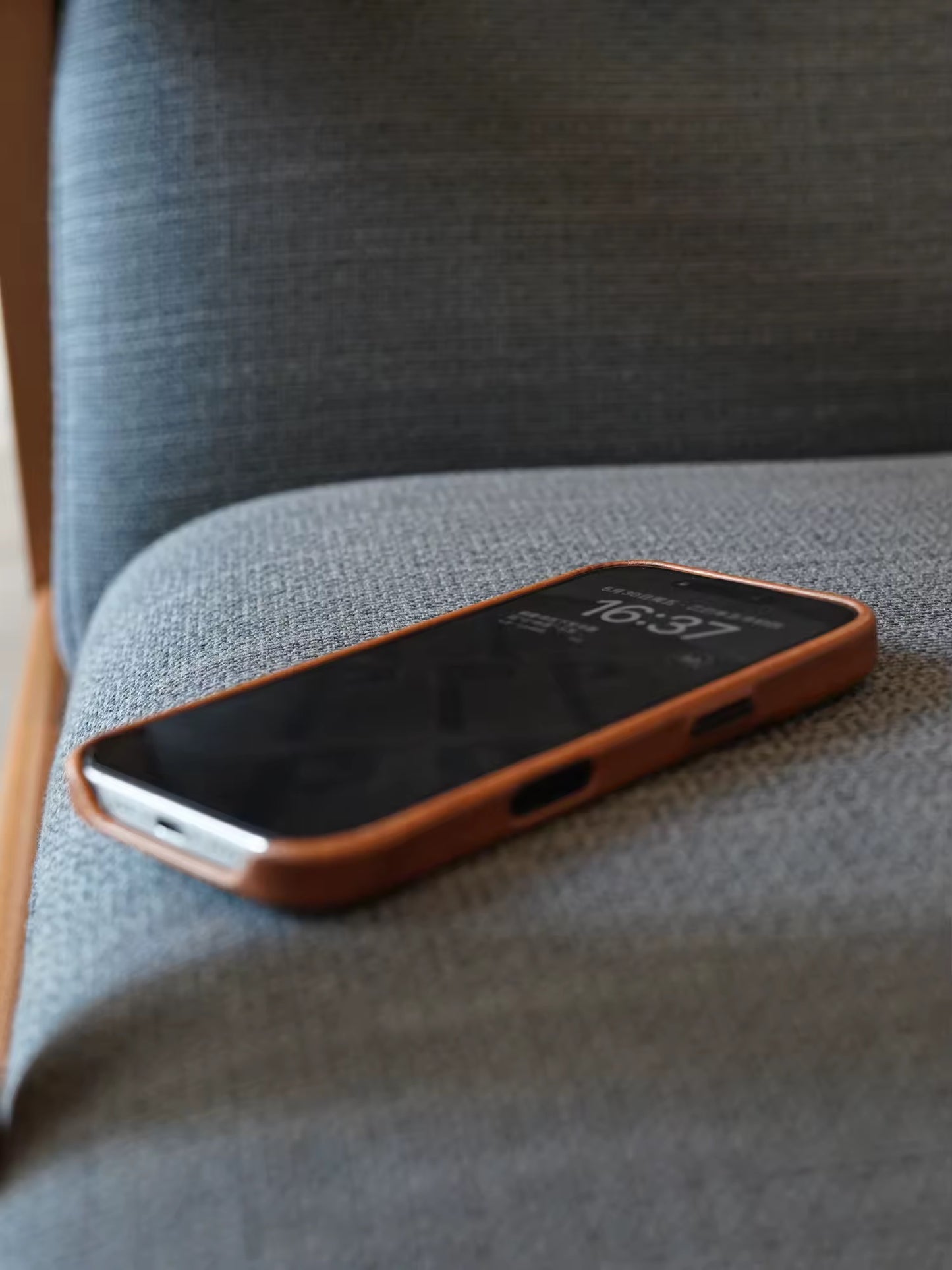 Handmade Italian Leather Case – Magnetic Business-Class Cover for iPhone with Premium Camera Button